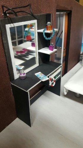 Je disais donc . flacons de parfum réalisés avec des perles. Colliers . et iPhone