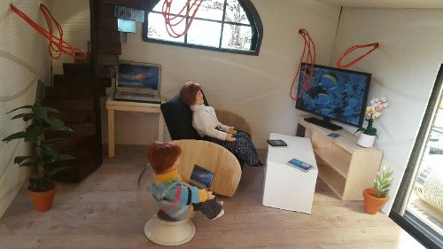 Famille branchée . tablettes . ordinateur.