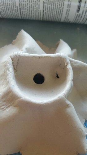 Pour l intérieur j ai étalé une fine couche de pâte auto durssissante . le trou je l ai bouché avec un peu de pâte à bois