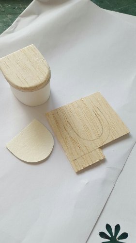 L abattant est en balsa. Et la charnière faite avec du papier kraft gommé