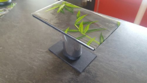 Je voulais une table en verre donc j ai mis du plexiglas  mais collé au double face c est pas terrible donc j ai lis un morceau de toile cirée