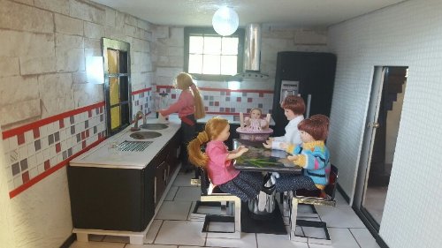 Le mobilier en carton est vitrifié ( vitrificateur aquarètane)