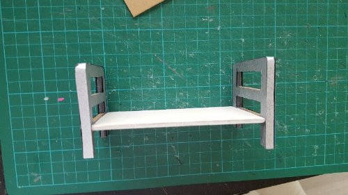 Ensuite vient le collage de l assise et le dossier