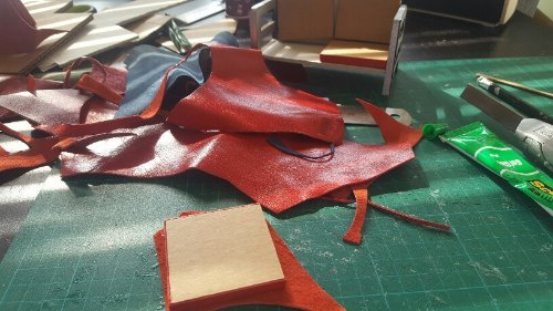 La grande classe. Coussin en cuir merci encore Fangéo