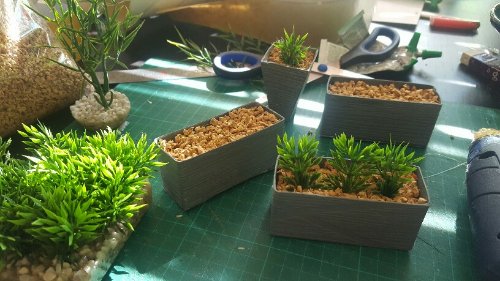Pour la verdure j ai acheté des plantes en plastique que l on trouve partout dans les magasins de déco c est bien pratique car je me voyais pas faire autant de verdures