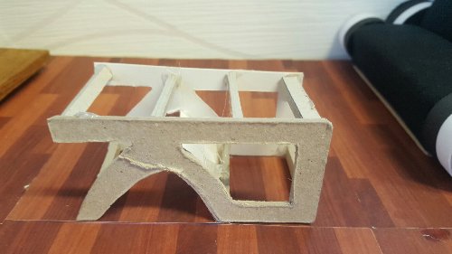 Table de salon réalisé avec trois profils comme pour un meuble en carton