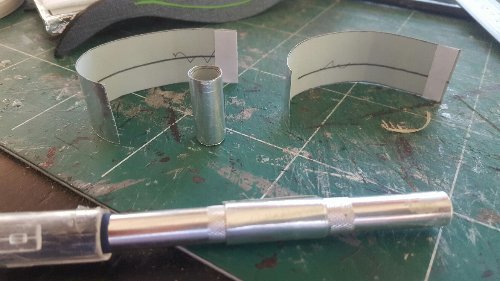 Pour les pieds inox j ai entouré de la  cartonnette que j ai au préalable mis du double face et papier alu