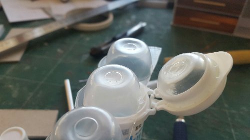 Les vasques sont de la  récup ( support boules glaçons) d ailleurs j ai enlevé l eau des boules pour faire certains lustres